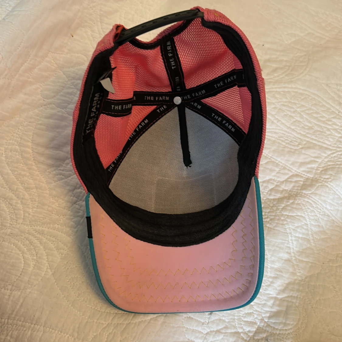 Färgglad keps med flamingo-brodyr från The Farm  - 1