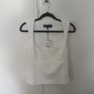 Vit från Zara - Säljer den här jätte fina topp ifrån zara. Helt ny!!!💗💗