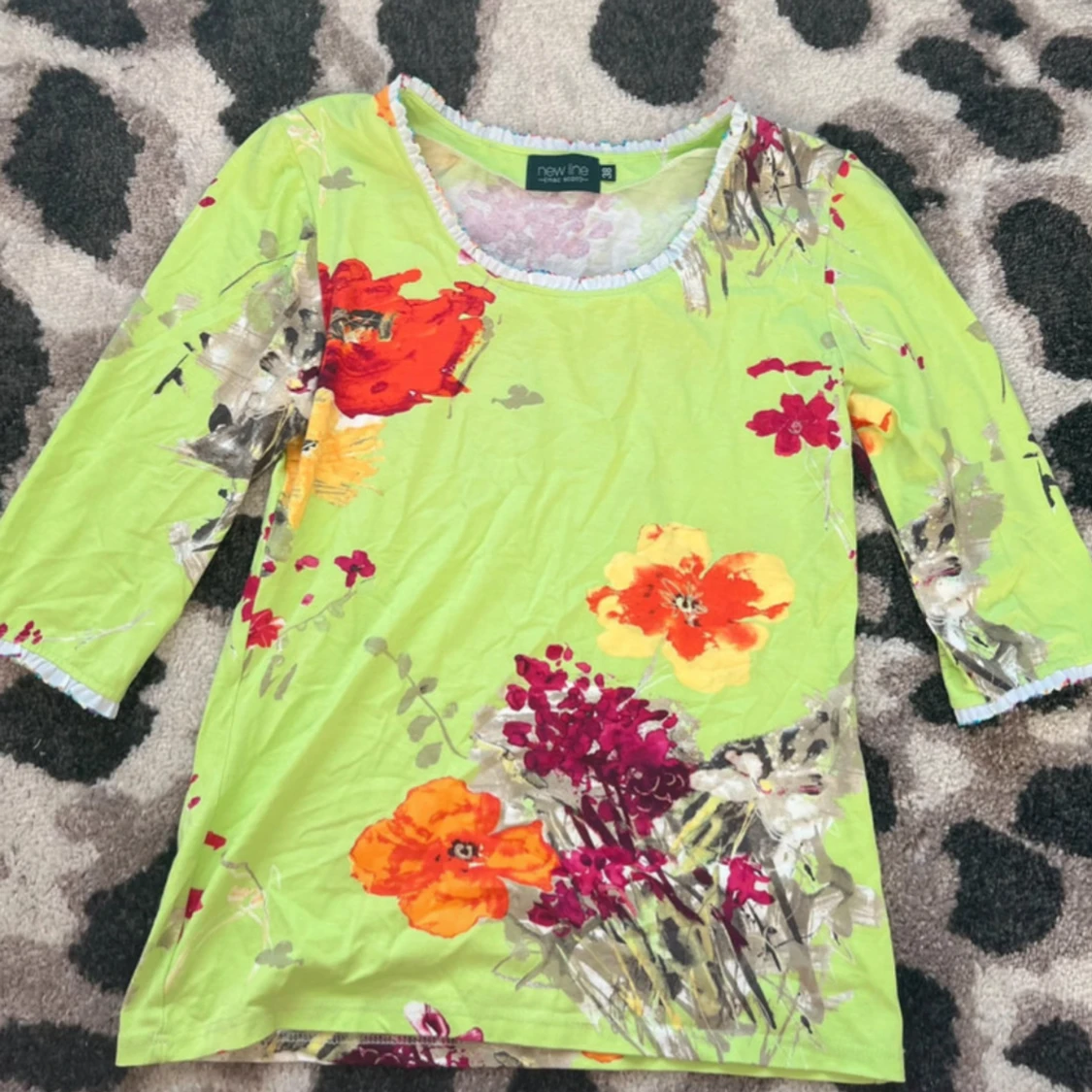 Blommig limegrön topp från New Line - 2