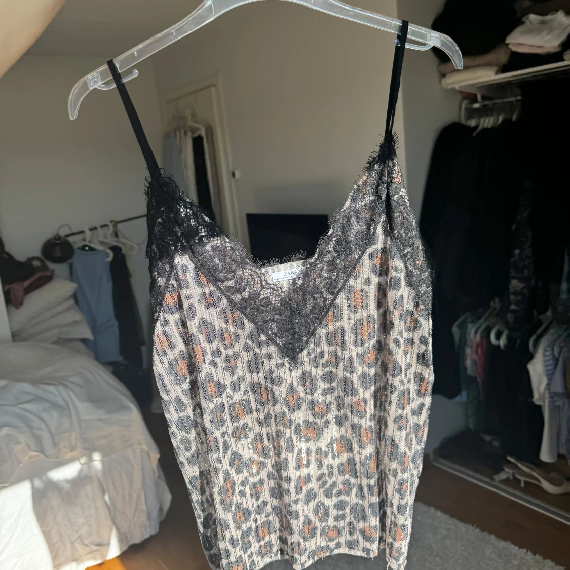 Leopardmönstrad linnetopp med spets från Zara
