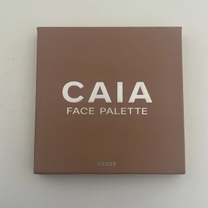Caia- Sassy palett  - Endast testad så jättefint skick! Pris kan diskuteras 