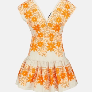 Maje klänning  - Säljer en helt ny oanvänd Maje klänning med prislapparna kvar!  Perfekt för sommarens alla tillfällen! Strl 38 men skulle säga att den är mer som en 36