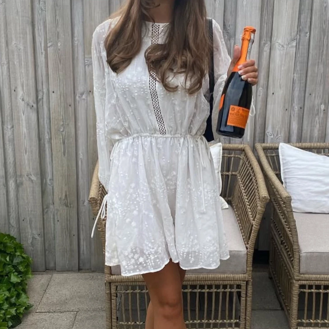 Student klänning: Vit kortklänning med broderade detaljer - 1