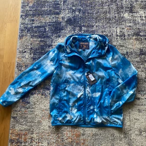 Woolrich Windbreaker (Helt ny) - Sprillans ny woolrich windbreaker perfekt till sommaren, alla lappar är kvar och helt ny. Storlek L men passar M perfekt som en tunn jacka till sommaren priset är inte hugget i sten och tveka inte att fråga om mer bilder osv.