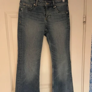 Blå lågmidjade bootcut jeans - Säljer ett par klassiska blå bootcut jeans, låtmidjade. Från H&M. Om ni vill se tydligare bilder är det bara och skriva! 