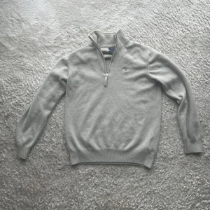 Grå halvzip-tröja från Gant - Säljer en grå halfzip tröja från Gant. Tröjan har bara användts några gånger och har inga slitningar eller problem. Storlek M men passar också S