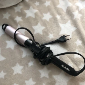 Locktång från BaByliss i svart och ljusrosa - Säljer en locktång från BaByliss i snygg ljusrosa och svart design. Perfekt för att skapa mjuka lockar och volym. Utrustad med sladd och EU-kontakt. Enkel att använda och passar de flesta hårtyper.