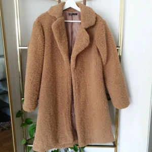 Teddy jacka/ kappa - Teddy kappa/ jacka som använts sparsamt. Notera att en sömn gått upp, kan lagad enkelt om man vill. ❗fler bilder på Vinted 