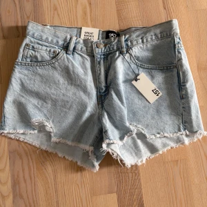 Ljusblå jeansshorts med fransar från 157 - Säljer ett par ljusblå jeansshorts från 157. De är i nytt skick och prislappen är kvar. Storlek M är det i shortsen. Säljer då storleken inte passade. Nypris 150 kr