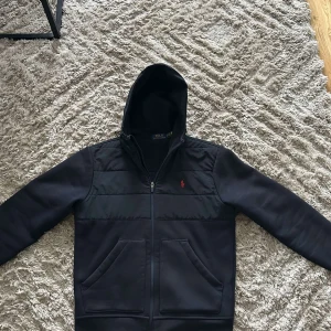 Ralph lauren cardigan - Super fräsch och snygg raffe cardigan som är perfekt för vindiga sommar kvällar👊🏼 |  Den har en liten defekt på baksidan som ni ser på tredje bilden men inget man ser när luvan är nere! | Storlek XS men sitter lite större | Vid minsta fundering eller fråga är de ba skicka iväg ett meddelande! | Mvh NitroCloset🫡