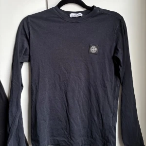 Stone Island tröja  - Marinblå, strl 152 som en xs