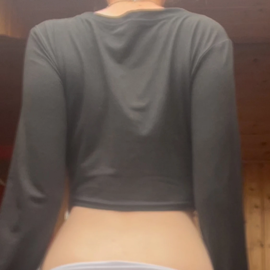 Svart croppad långärmad topp med tryck - 1