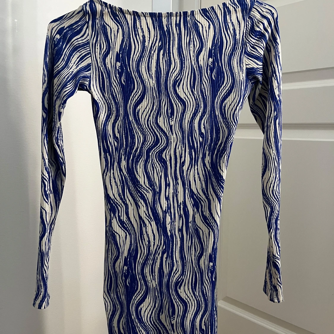 Blåvit mönstrad klänning från Monki - 2