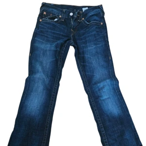  bootcut True Religion - Säljer ett par mörkblå jeans från True Religion med bootcut-passform o låg midja. storlek 27. Mjuk jeans matrial💗