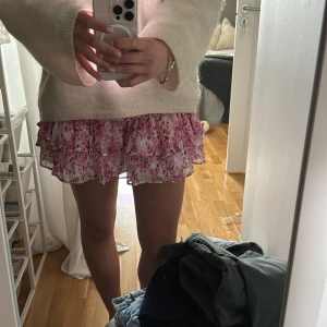 Rosa blommig volangkjol - Supersöt volangkjol från Gina. Knappt använd och i jätte bra skick!! Storlek xs men passar bra på mig som vanligtvis bär s!! Sååå fin till sommaren💞💞