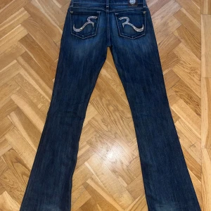 Super lowwaist mörkblå bootcut jeans från Rock Republik  - Skit snygga lowwaist boutcut jeans från rockrepublik, säljs inte längre. Säljer de för att de inte passar och använt bara några få gånger💕💕 