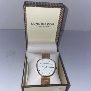 Guldig klocka från London Fog Collection - Helt ny guldig klocka, nytt pris ligger på 350 euro. Orginal (inte från sverige) kom med bud.