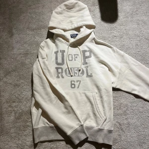 Ralph lauren hoodie - Säljer nu denna feta Ralph lauren tröja i storlek S. Slutsåld överallt, bara att höra av sig om man har några funderingar 🙌⚜️