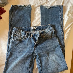 Blå jeansbyxor från 157 - Säljer ett par klassiska blå jeansbyxor från 157 i storlek S. Byxorna har normal passform, fem fickor och stängs med dragkedja och knapp. Jeansen har en lätt tvättad look och raka ben.