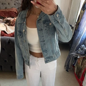 Ljusblå jeansjacka - Säljer då den ej kommer t användning nå mer💕St Xs/S