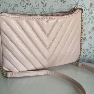 Ljusrosa axelväska💓 - Säljer denna fina ljusrosa axelväskan som har en liten ficka på insidan. Den är helt oanvänd!