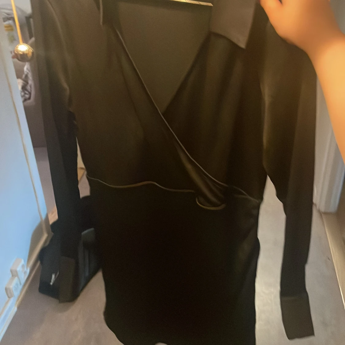 Svart omlottklänning med krage