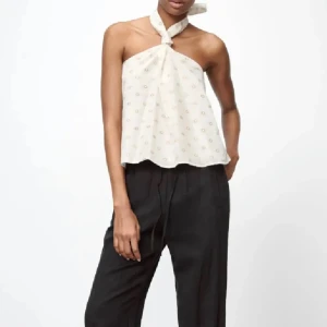 Vit topp Zara - Säljer en vit halterneck topp från Zara men små söta guldiga detaljer. Så fin sommar eller festtopp!💗 Använd max tre gånger och har därför inga defekter. Lappen är borta eftersom den var obekväm och stack ut men toppen är i storlek m men sitter bra på mig som är en s. Använd gärna köp nu eller lämna ett prisförslag och ställ frågor om du har någon!🧚‍♀️🫶