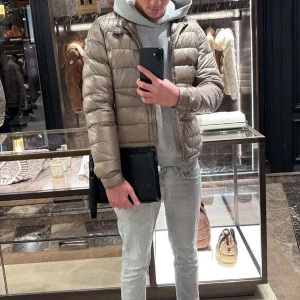 Moncler jacka - Skick 6/10 dragkedjan sönder går att laga hos en skräddare annars bra kvalite.pris kan diskuteras vid snabb affär äkta såklart 
