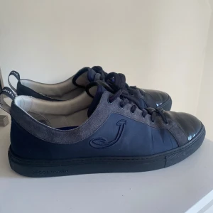 Jacob Cohën Skor (Priset är förhandlingsbart) - Mörkblå med svarta lackdetaljer, svarta snören & blå accenter – stilrena och lyxiga rakt igenom ✨ Platt sula, rund tå – passar till allt och lyfter vilken outfit som helst 🔥 Superexklusiva och svåra att få tag på! Storlek 45, passar även dig som har 44 eller 46 ✅Nypris ligger på 5800kr