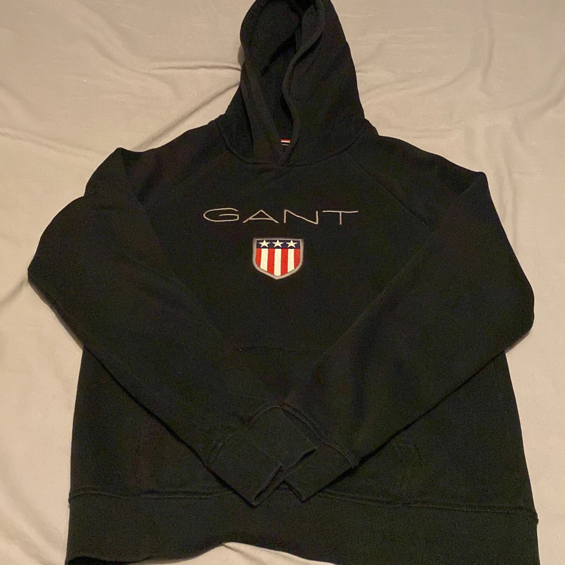 Svart hoodie från GANT