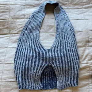 Blåvit stickad top - Blå stickad halterneck top, storlek M! 