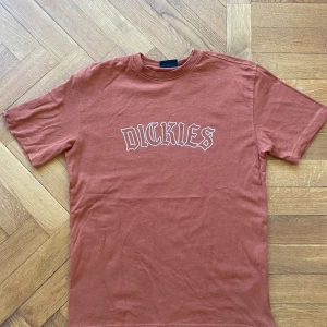 Orange Dickies T-shirt - Orange Dickies T-shirt, helt ny oanvänd, fråga gärna efter mått eller liknande