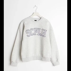 Gina Sweatshirt - Grå sweatshirt från gina, andvänd men bra skick💕 har en jätte liten fläck som knappast syns!💞💞