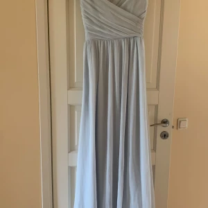 Balklänning - Fin balklänning från Nelly i perfekt skick. Endast använd en gång. Inga defekter. Till fötterna på mig som är 168 cm.