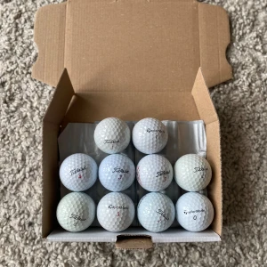 Titleist och Taylormade bollar - Nu säljer vi en blandning av Taylormade och titeleist bollar i A/B klass! Blandningen innehåller bollar som: Titeleist PRO V1, Titeleist PRO V1X, Titleist Trufeel, Titleist Nxt Tour Och Taylormade Tour response! Bollarna säljs för endast 180kr! Hör av er vid frågor!👍🏌️