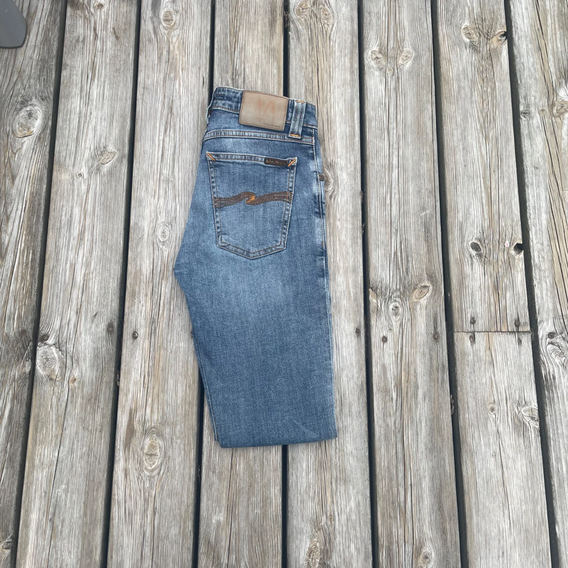 Ijusblåa nudie jeans