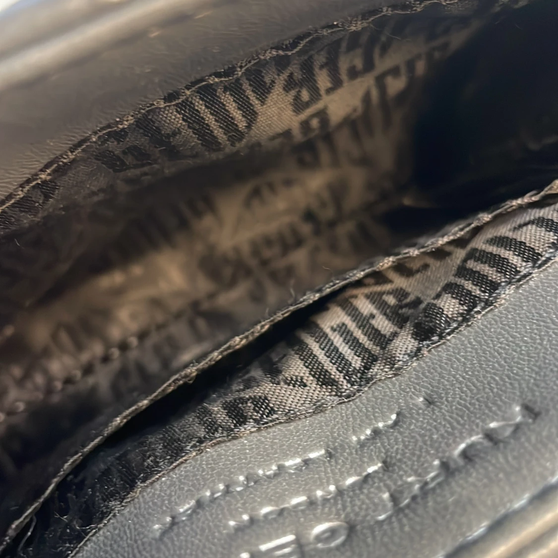 Grå väska från Kurt Geiger - 3