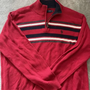 Röd stickad tröja med dragkedja från U.S. Polo Assn. - Skick:9/10. Pris: 349kr skriv om du undrar något 