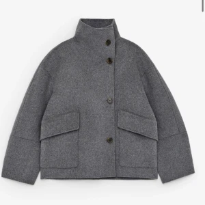 Kappa från Arket - Helt ny kappa från arket, har kvar kartong och plast! Köpt för 2800kr, jättesnygg passar till allt! Storlek 36. Kan även tänka mig byta mot någon annan fin jacka 