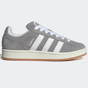 Grå Adidas Campus sneakers - Säljer ett par adidas campus 00 som är helt nya med lapp kvar, kartong och ett par gråa skosnören medföljer. Skriv om man vill ha fler bilder.