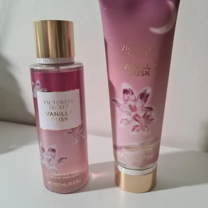 Victoria's Secret Vanilla Dusk parfym och body lotion set - Säljer ett set med parfymmist och body lotion från Victoria's Secret i doften Vanilla Dusk. Båda produkterna har en lyxig rosa och guldig design med blommotiv. Parfymflaskan rymmer 250 ml och lotionen 236 ml. Doften har inslag av vanilj och juicy plum. En riktigt söt och god doft som numera är slutsåld. Helt nya och oanvända! Accepterar ej bud