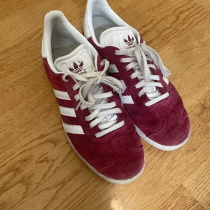 Adidas gazelle skor - Köpta förra året så i använt skick snörena är lite slitna💕