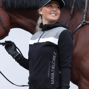  Hoodie från Maya Delorez - Säljer en svart hoodie från Maya Delorez med grå axelparti och vit rand över bröstet. Tröjan har dragkedja, huva som går att justera och två fickor framtill. Ord pris 999kr