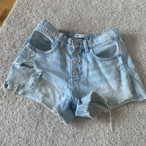 Ljusblå jeansshorts med knappar från Zara - Ljusblå jeansshorts från Zara. Storlek 11-12   Köparen står för frakten🤗 hör av er vid frågor! 