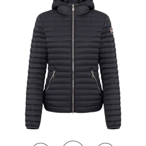 Colmar jacka - Säljer en svart pufferjacka med huva från colmar perfekt till vår och höst!! Helt oanvänd och jag har sparat prislappen! Skriv för egna bilder. Nypris 3700