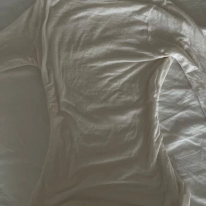 Vit intimissimi  - Den populära jätte fina vanliga vit/kräm vita tröjan från intimissimi, perfekt inför sommaren!  Pris går att diskutera!