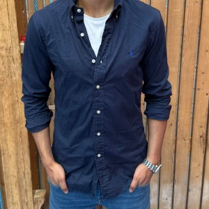 Ralph lauren skjorta - Säljer denna feta Ralph lauren skjorta i storlek S, väldigt bra skick och stilren färg! 