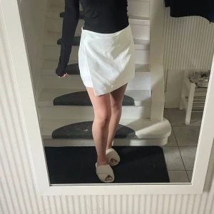 Kort kjol - Vit kort kjol med inbyggda shorts🤍helt ny, bara testad