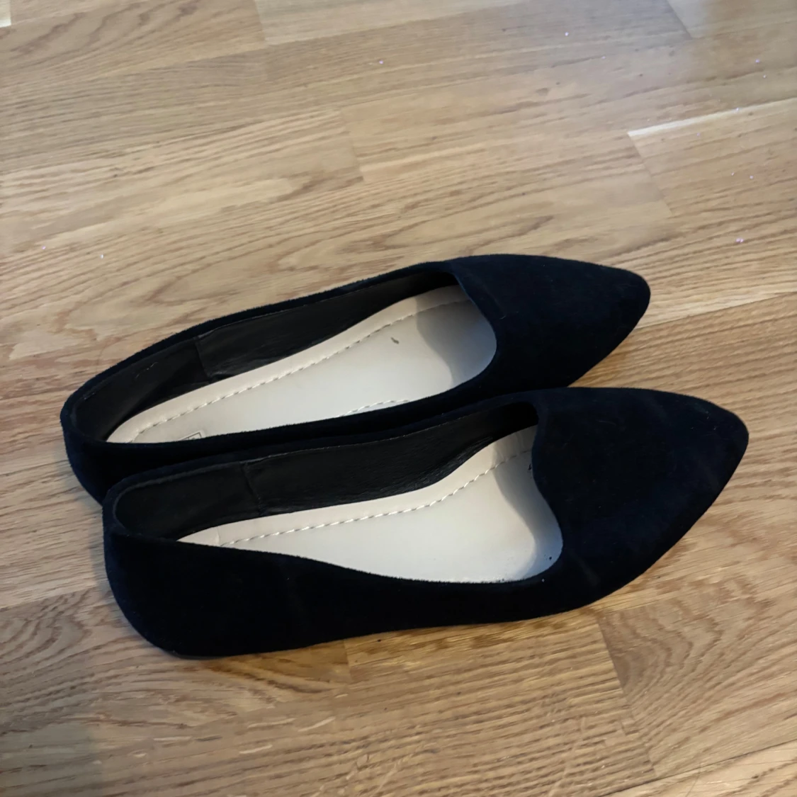 Svarta ballerinaskor med spetsig tå