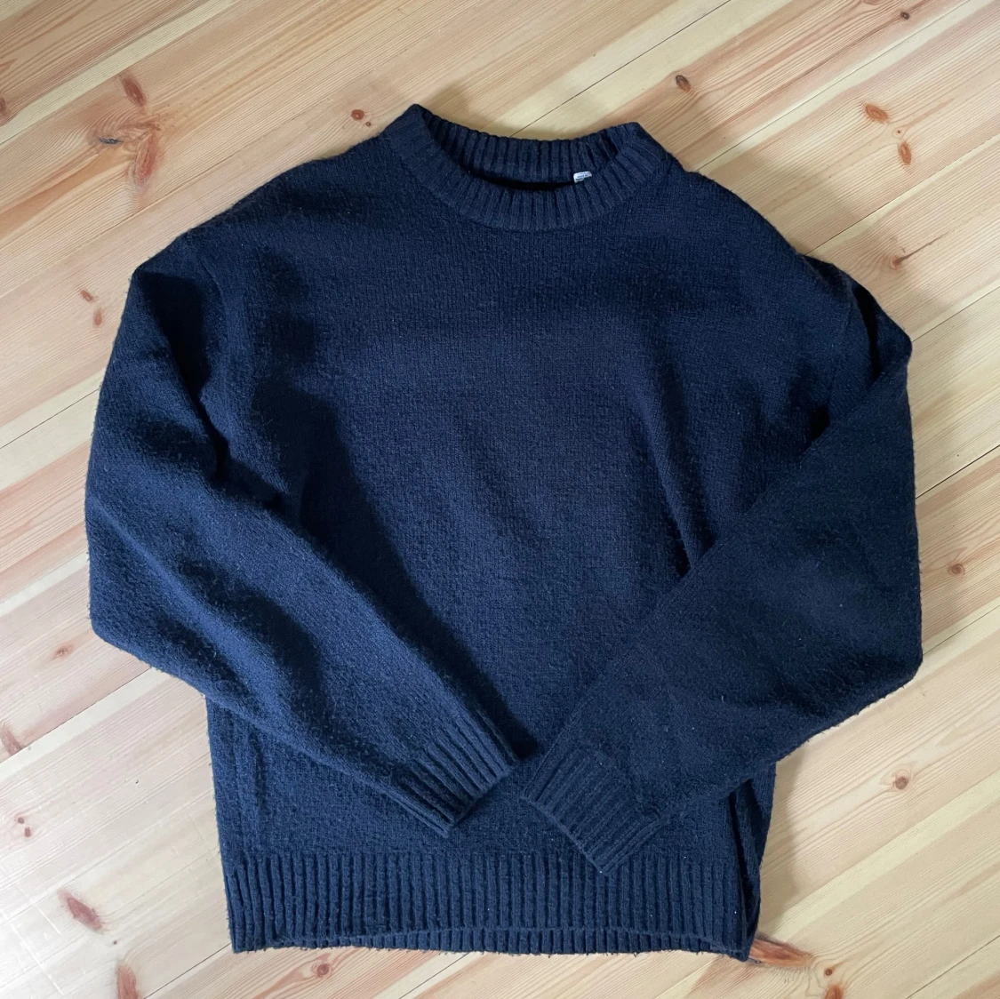 Mörkblå stickad tröja med rund hals
